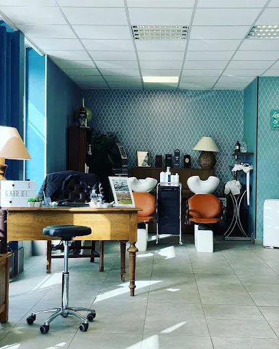Intérieur du salon Le Fauteuil de Nelly — bacs à shampoing et fauteuils